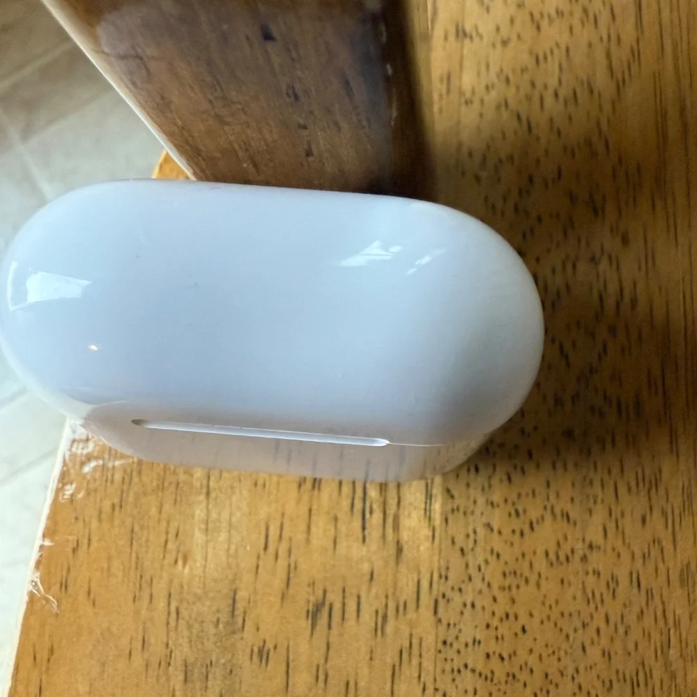 Apple Airpods 4 w/Noise cancellation - Picture 4 of 7